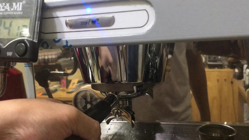 Cách sửa máy pha cà phê báo lỗi đèn