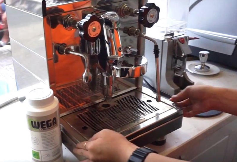 Cách vệ sinh máy pha cà phê - Khay nước thải