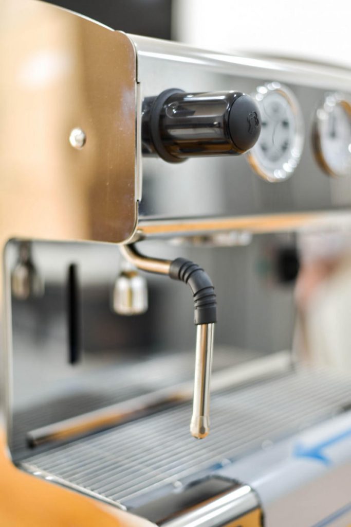 Cách vệ sinh máy pha cà phê - Bộ phận vòi hơi