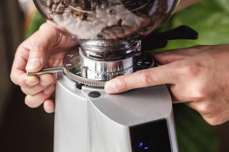 Lý do vì sao cần biết cách chỉnh độ mịn máy xay cafe