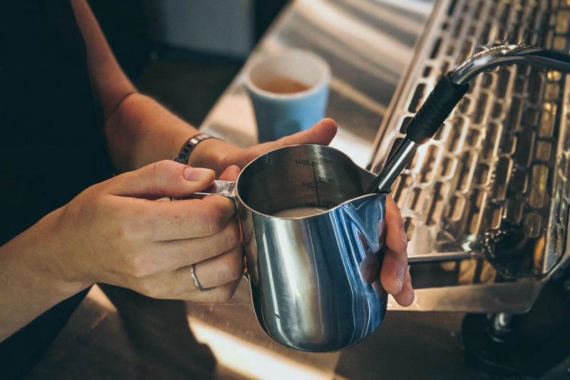 Cách đánh sữa latte bằng máy pha cà phê