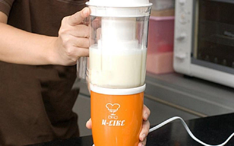 Cách đánh sữa mịn bằng máy xay sinh tố