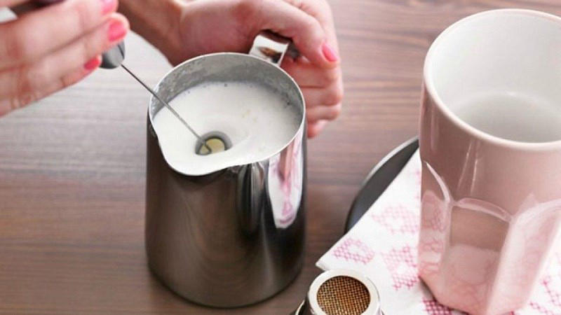 Cách đánh bọt sữa mịn bằng cây đánh cầm tay