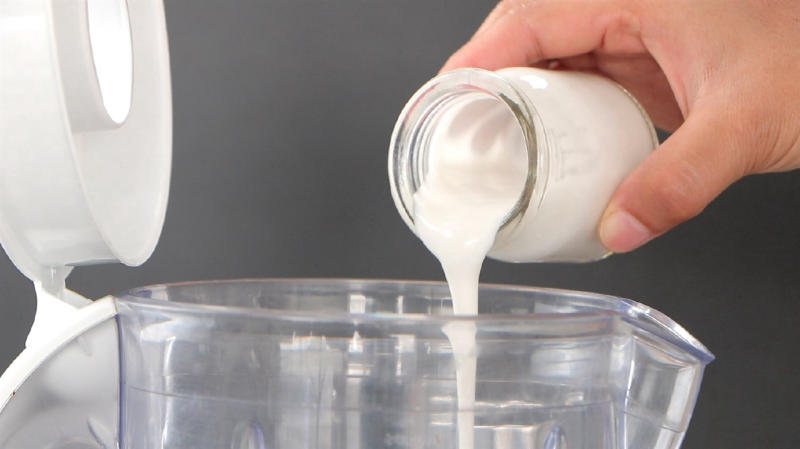 Cho hỗn hợp nước cốt dừa và sữa vào máy xay